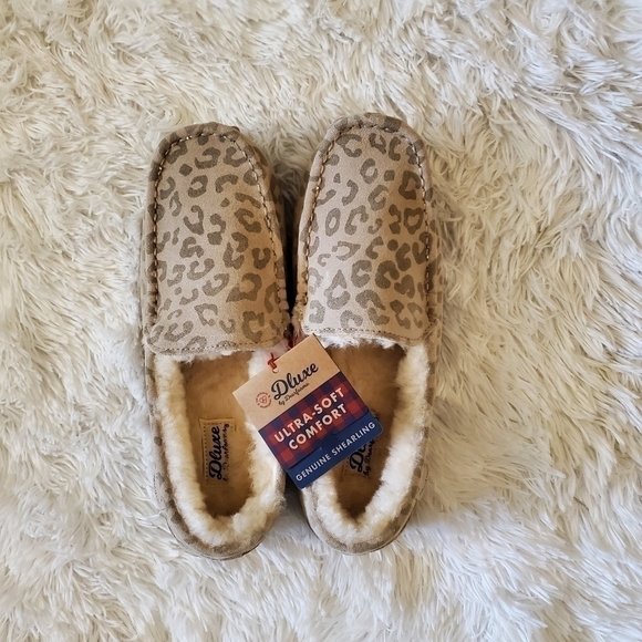 Women's dluxe by dearfoams Fernie Genuine Suede & Shearling Moccasin Slippers 11 - Picture 2 of 10